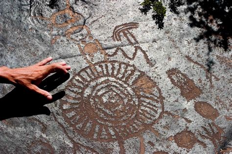  「失われた都市」の静寂と力強さ！古代南アフリカの神秘的な壁画